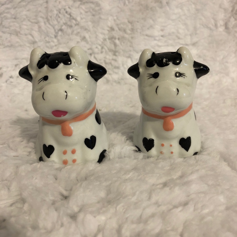 Vintage cow salt and pepper shakers